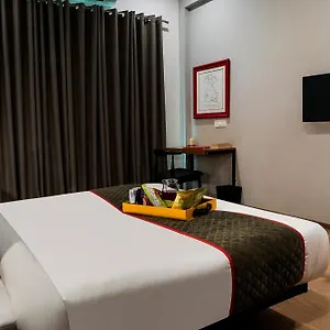 Super Townhouse Galleria Market Near Golf Course Road Gurgaon